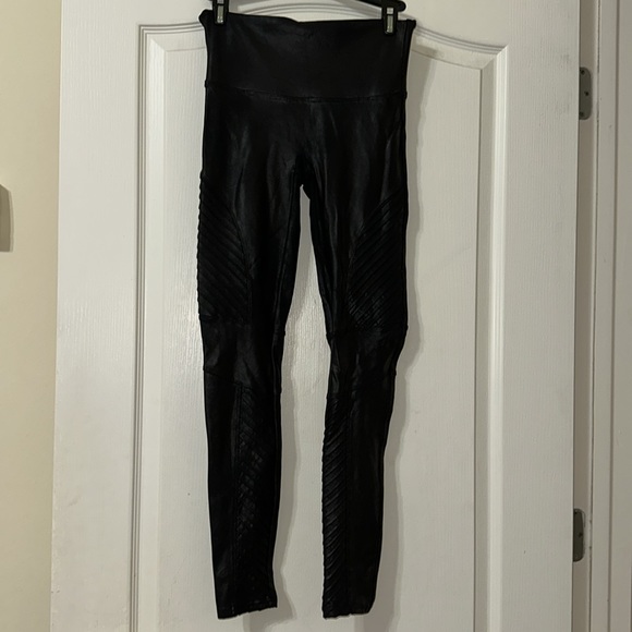 Spanx Vegan Leather Moto Leggings size Medium - Picture 5 of 9